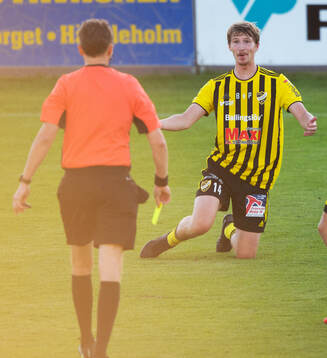 Domaren Emil Persson ger IFK Hässleholms Hugo Arvidsson en