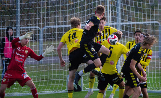 Klungspel framför IFK Hässleholms målvakt Gabriel Gagzis