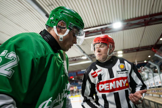 Rögles Felix Nilsson diskuterar med domaren