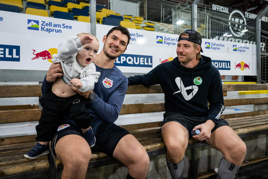 Münchens Brady Ferguson med sin son bredvid Rögles Linus