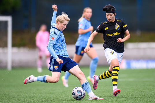 Djurgårdens Olivia Ulenius och AIKs Son Hwayeon