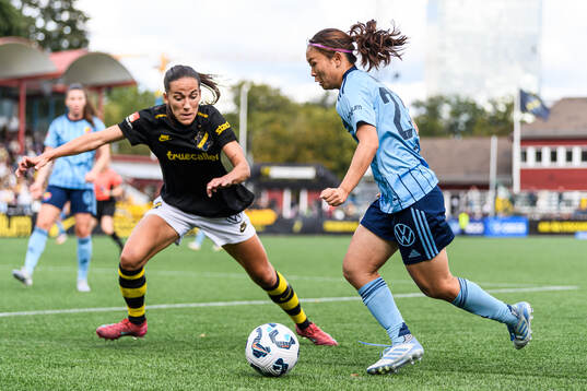 AIKs Anna Oscarsson och Djurgårdens Urara Watanabe