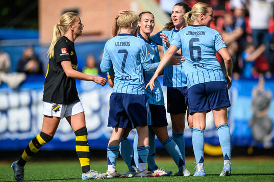 Djurgårdens Therese Åsland jublar