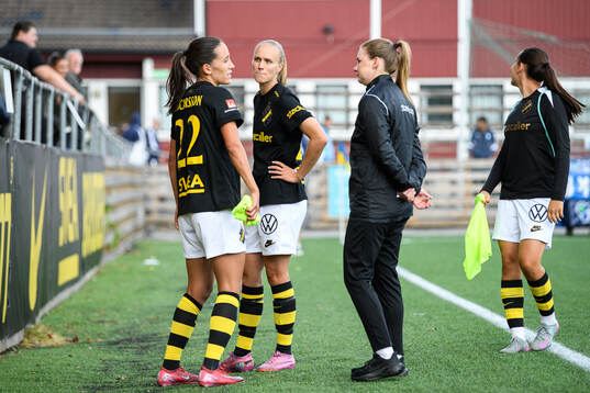 AIKs Anna Oskarsson och Moa Sjöström deppar