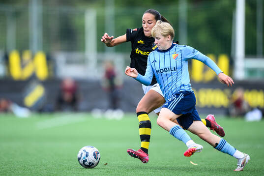 AIKs Anna Oskarsson och Djurgårdens Olivia Ulenius