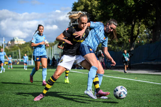 AIKs Moa Sjöström och Djurgårdens Pauline Hammarlund