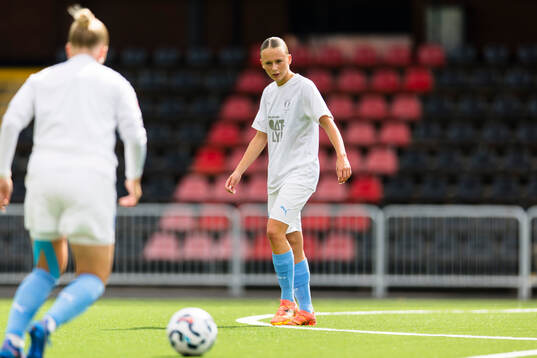 Malmö FFs Lovisa Breland på uppvärmningen