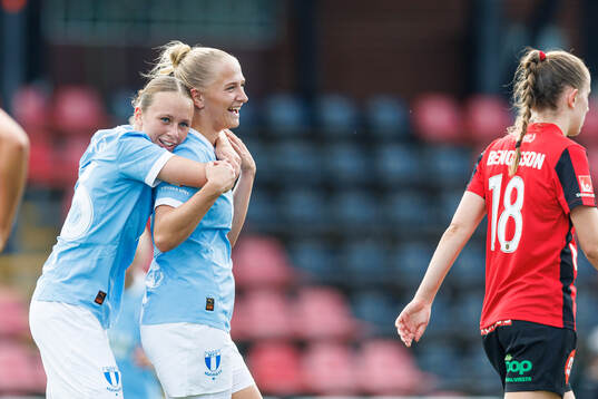 Malmö FFs Lovisa Breland och Tuva Skoog jublar