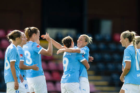 Malmö FFs Mia Persson gör 0-3 och omfamnas av Miljana