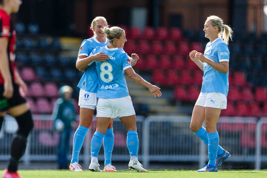 Malmö FFs Mia Persson  gör 0-3 och gratuleras av