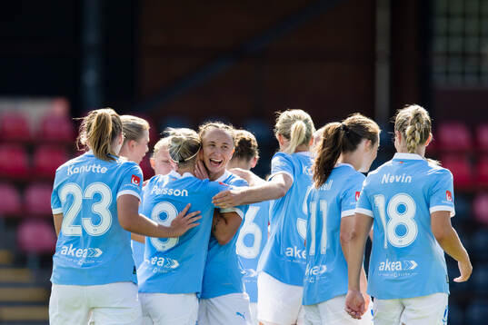 Malmö FFs Miljana Ivanovic (m) gör 0-4 och gratuleras av