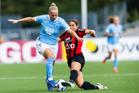 Malmö FFs Tuva Skoog i kamp om bollen med Brommapojkarnas
