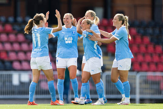 Malmö FFs Mia Persson gör 0-3 och gratuleras av