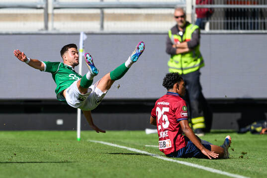 Brages Haris Brkic i en duell med Örgrytes Waylon Ramon