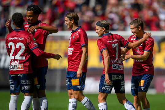 Örgrytes spelare jublar med målskytt Anton Andreasson