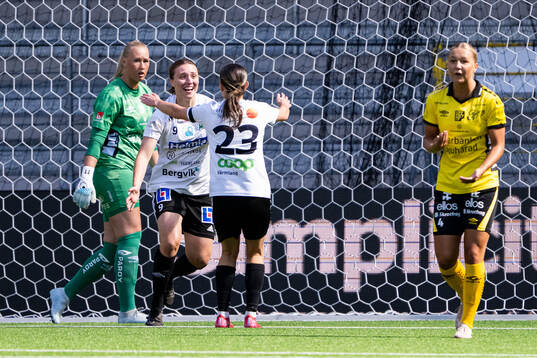 Mallbackens Ella Björkman jublar 0-1