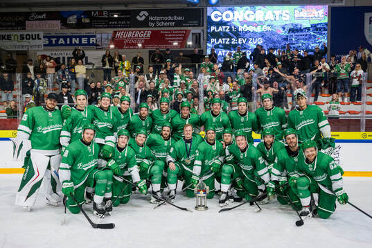 Rögles spelare jublar med pokalen
