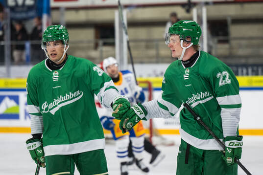 Rögles Albin Sundsvik och Fredrik Olofsson jublar