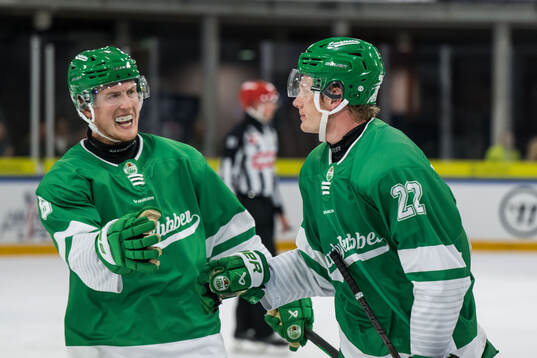 Rögles Paul LaDue och Fredrik Olofsson jublar