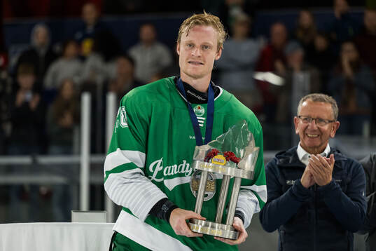Rögles Anton Bengtsson med pokalen