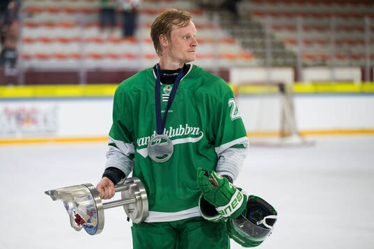Rögles Anton Bengtsson med pokalen