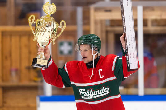 Frölundas Max Friberg jublar med pokal och prischeck