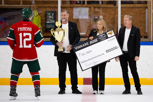Frölundas lagkapten Max Friberg tar emot pokal och