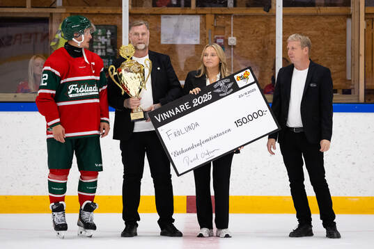 Frölundas lagkapten Max Friberg tar emot pokal och