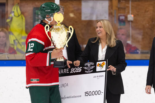 Frölundas lagkapten Max Friberg tar emot pokal och