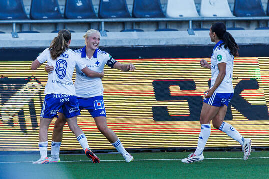 IFK Norrköpings Carrie Jones och Wilma Leidhammar jublar