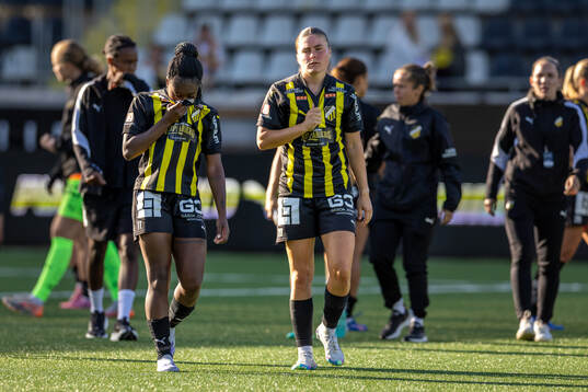 Häckens Monica Jusu Bah och Hanna Wijk deppar