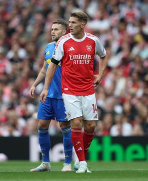 Gabriel Gudmundsson of Leeds United and Viktor Gyökeres of