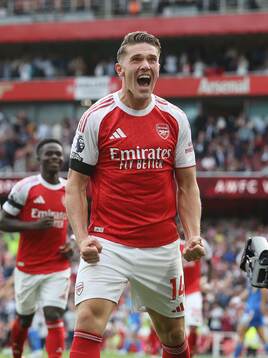 Viktor Gyökeres of Arsenal celebrates