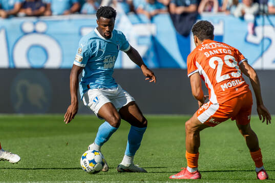 Malmö FFs Emmanuel Ekong och IFK Göteborgs Thomas Santos