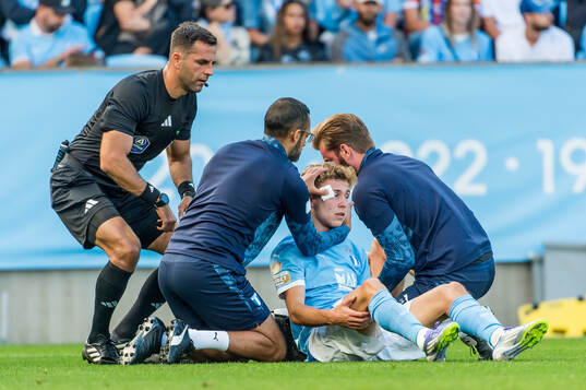Malmö FFs Hugo Bolin har ont och får vård