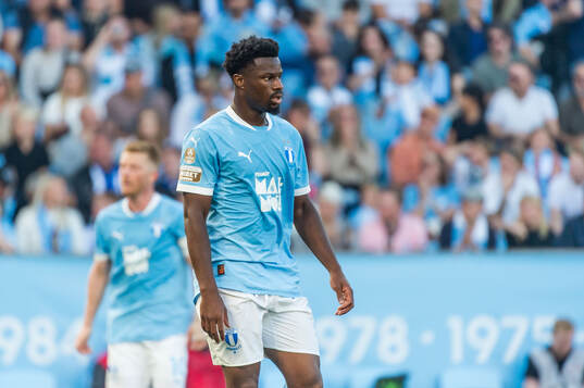 Malmö FFs Emmanuel Ekong deppar
