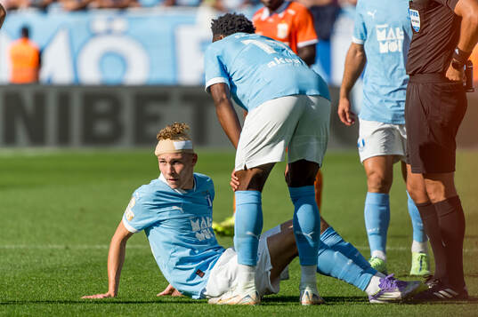 Malmö FFs Hugo Bolin lämnar planen