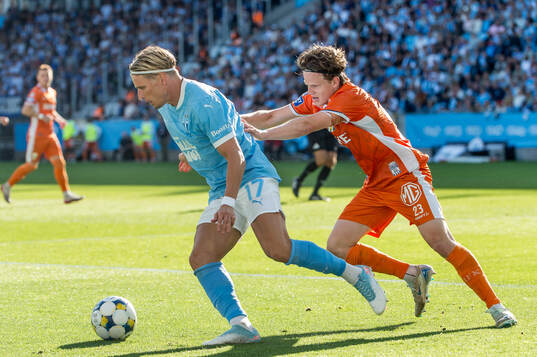 Malmö FFs Jens Stryger Larsen och IFK Göteborgs Kolbeinn