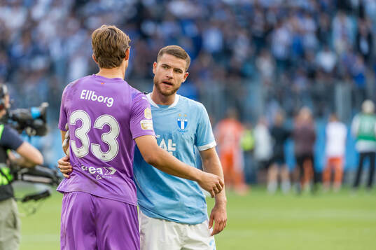 Malmö FFs målvakt Melker Ellborg och Gabriel Busanello
