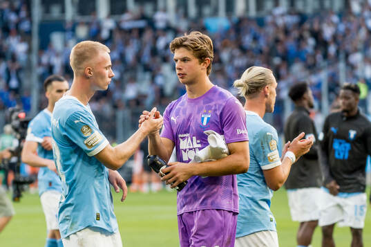Malmö FFs Daniel Gudjohnsen och målvakt Melker Ellborg
