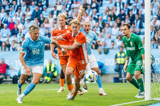 Malmö FFs Jens Stryger Larsen och IFK Göteborgs Noah Tolf