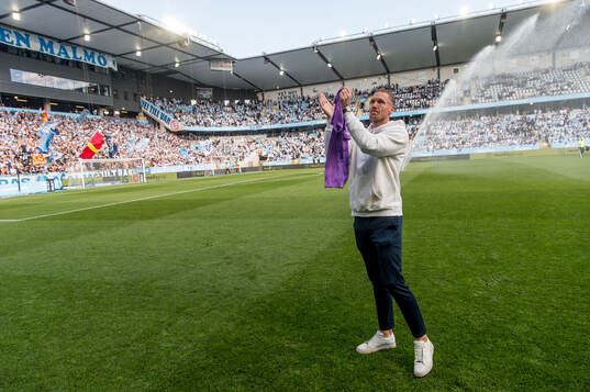 Malmö FFs målvakt Robin Olsen hyllades för 100 matcher i