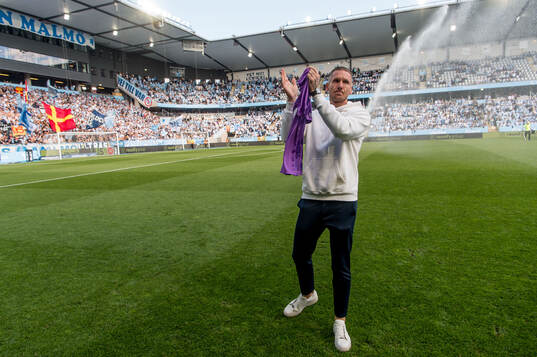 Malmö FFs målvakt Robin Olsen hyllades för 100 matcher i