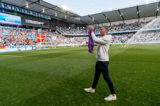 Malmö FFs målvakt Robin Olsen hyllades för 100 matcher i
