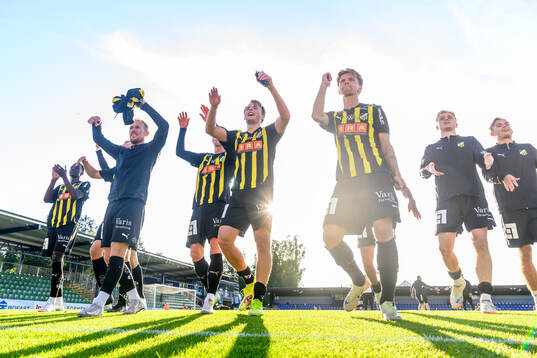Häckens spelare jublar