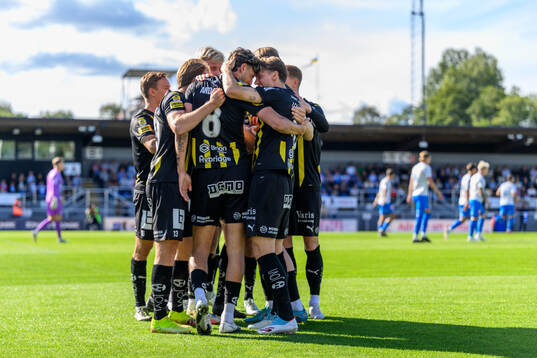 Häckens Silas Andersen jublar med lagkamraterna