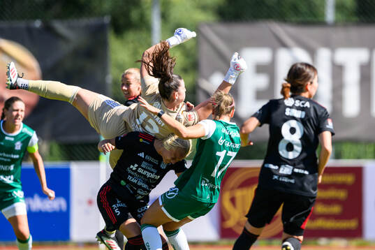 Piteås målvakt Lauren Brzykcy och Wilma Carlsson
