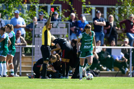 Alingsås Alexandra Roholt tilldelas rött kort av Domare