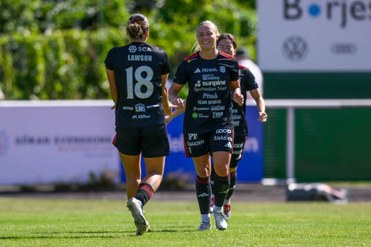 Piteås målskytt Selina Henriksson jublar