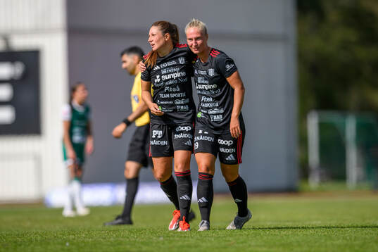 Piteås Josefin Johansson och Emma Viklund jublar